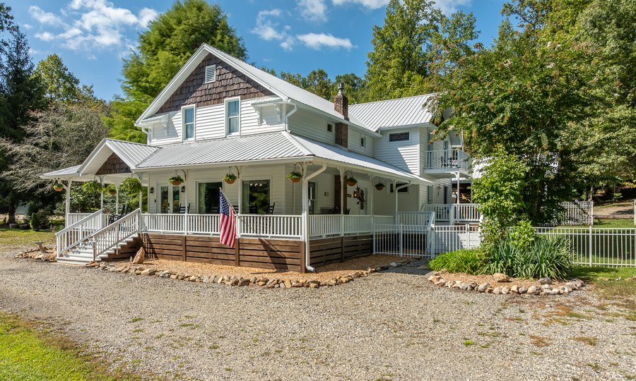 Front exterior of the Misty Mountain lodge with wraparound porch
