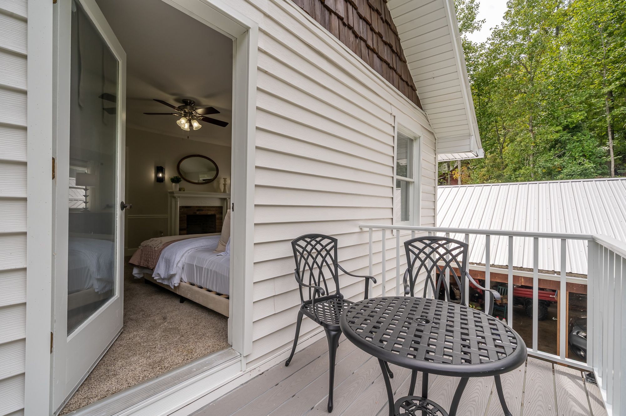 Another view of the Garden room at Trackrock Hollow Lodge